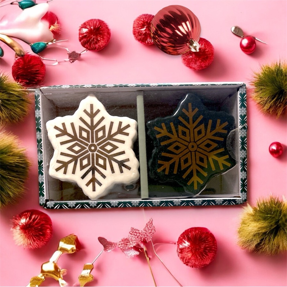 New Snowflake Salt & Pepper Shaker Set in Green White Gold * Stocking Stuffer